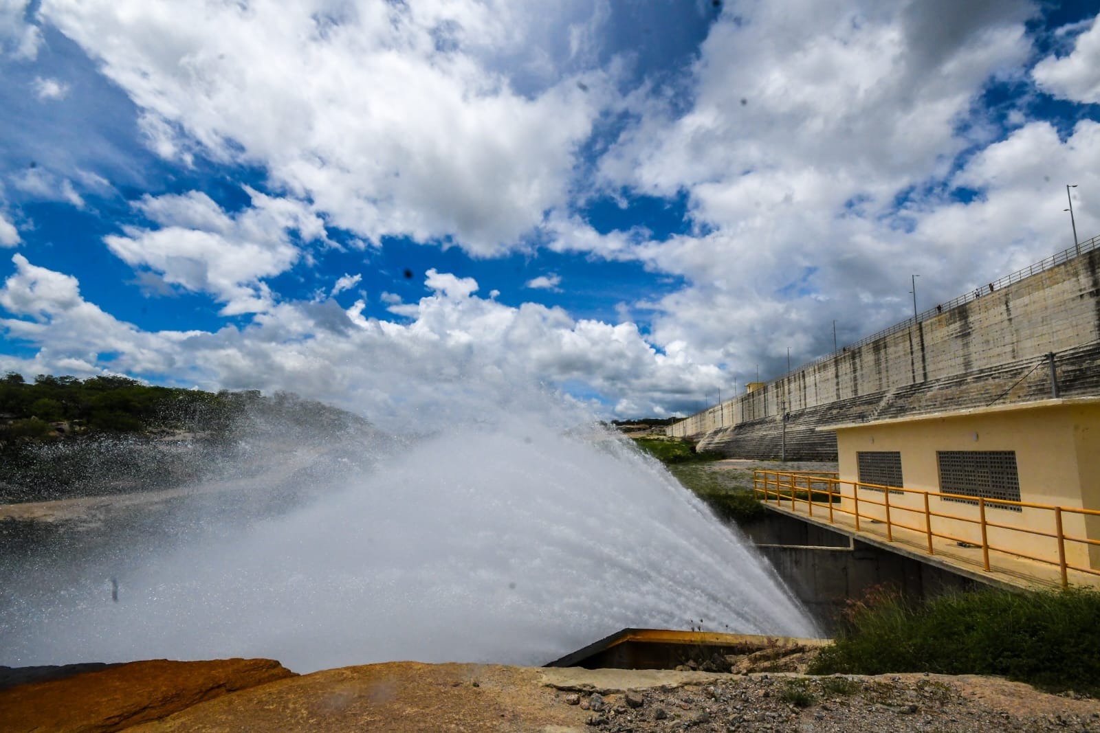 Barragem Oiticica supera 61% da capacidade e amplia reserva hídrica no Seridó do RN
