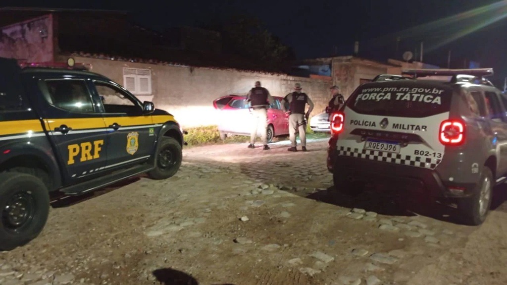 PRF e PM recuperam carro roubado e apreendem munições na BR-304, em Mossoró
