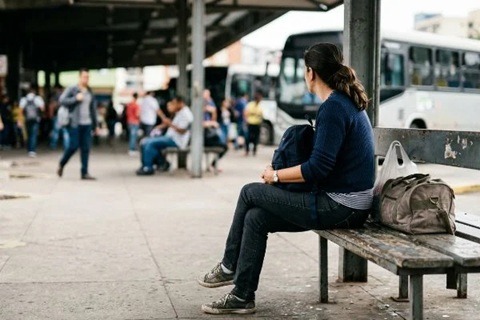 Justiça condena empresa de ônibus após passageiro esperar mais de 4 horas sem assistência
