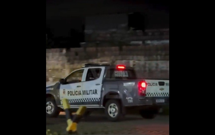 [VÍDEO] Tentativa de fuga em Alcaçuz: detentos serram grade durante chuva e são contidos a tiros perto do muro