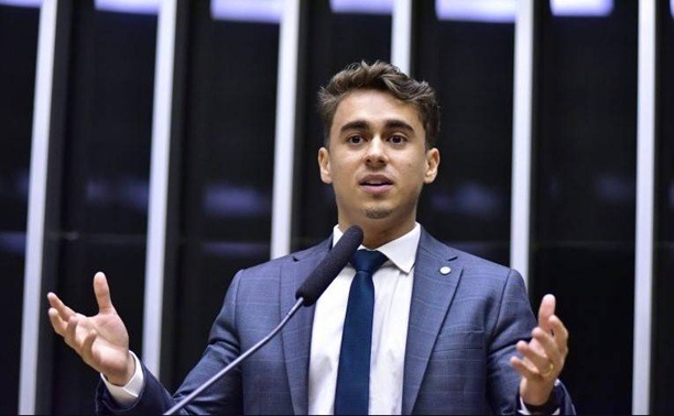 Nikolas Ferreira diz que capacidade de filho de Bolsonaro é menor que a de “toupeira cega”