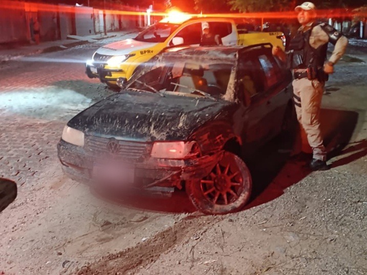 Motorista bêbado fura blitz, bate em árvore e acaba preso na Grande Natal