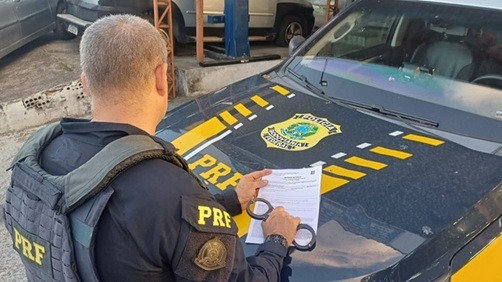 PRF prende foragido por homicídio e detém mais dois homens em rodovias do RN