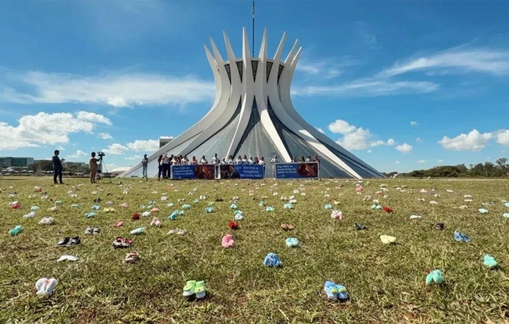 Centenas de sapatinhos de bebê são expostos em protesto contra indicação de Messias ao STF