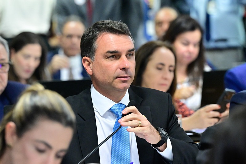 Flávio Bolsonaro usa sabatina de Jorge Messias para criticar Moraes e criticar governo Lula