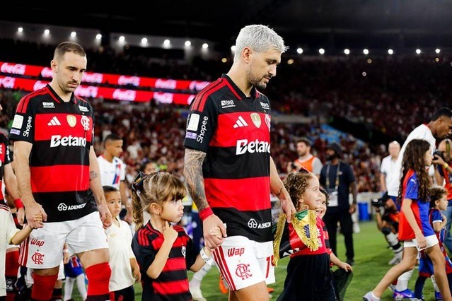 Arrascaeta sofre fratura na clavícula, vai passar por cirurgia e vira dúvida para a Copa do Mundo