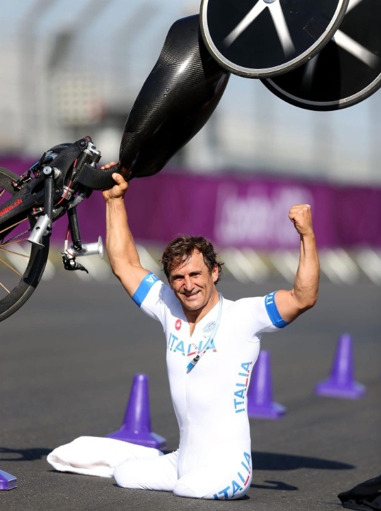Morre Alex Zanardi, medalhista paralímpico, bicampeão da Indy e ex-piloto de Fórmula 1, aos 59 anos