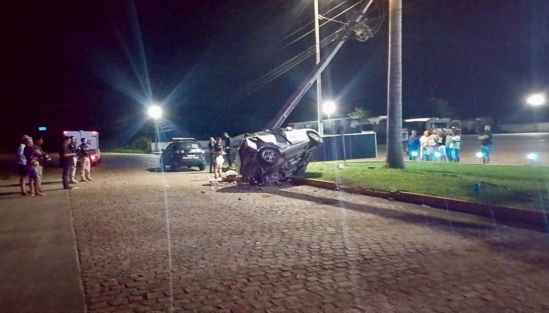 Motorista morre após carro bater em poste na BR-304, em Macaíba