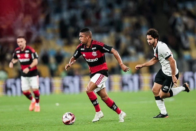 Vasco marca no último lance e arranca empate no clássico com o Flamengo pelo Brasileirão; veja resultados e classificação