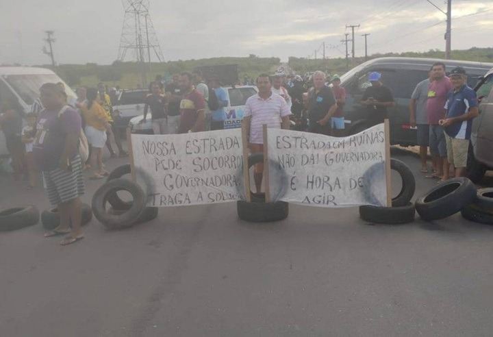 Protesto bloqueia RN-064 em Ceará-Mirim