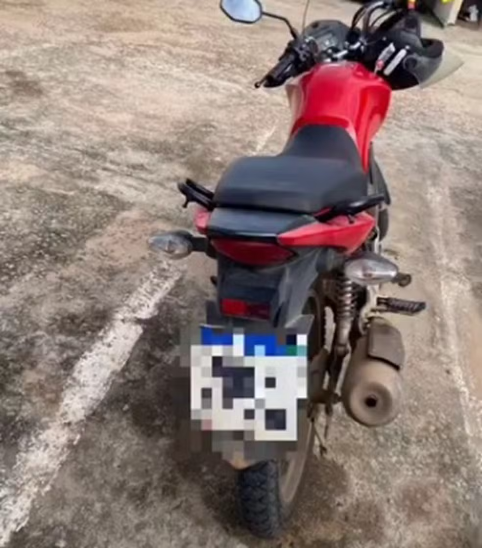 Policiais flagram criança de 8 anos pilotando moto na Grande Natal; pai estava na garupa