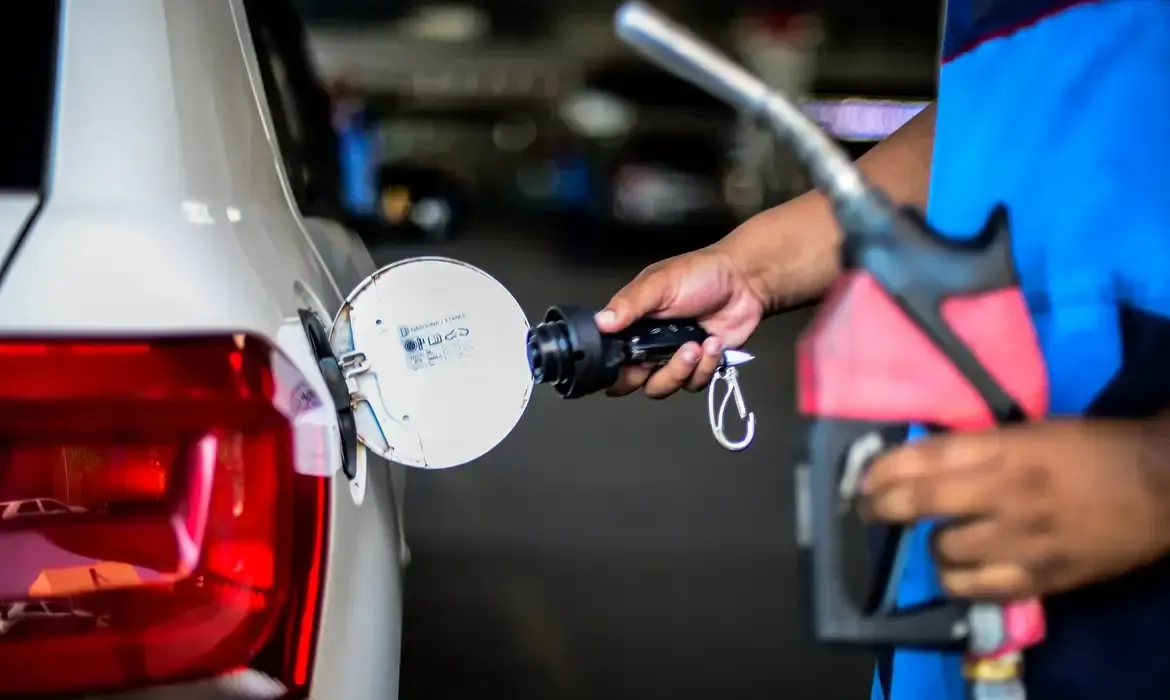 Gasolina dispara em Natal, chega a R$ 7,49 e Procon inicia fiscalização