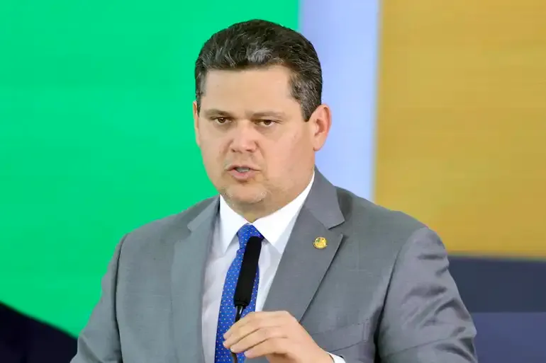 PT começa a mapear cargos de Alcolumbre após derrota do Messias