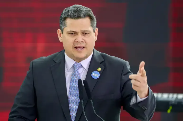 Davi Alcolumbre promulga PL da Dosimetria e abre caminho para redução da pena de Bolsonaro