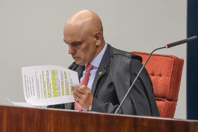 Moraes suspende primeiros pedidos de aplicação da Dosimetria
