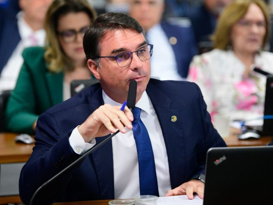 Pesquisas apontam avanço de Flávio Bolsonaro entre eleitores jovens