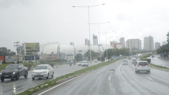 Chuvas causam transtornos e deixam vias alagadas em Natal; confira