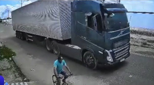 Ciclista é atropelado por carreta e fica gravemente ferido em Macau
