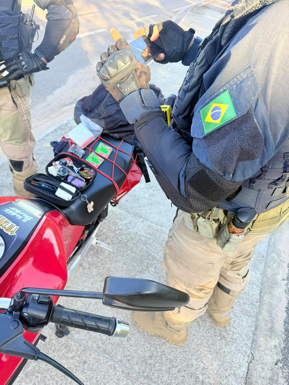 PRF flagra motociclista transportando droga na BR-101, na Grande Natal