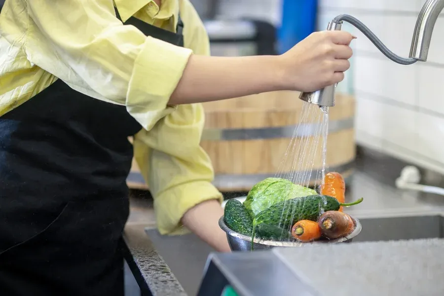 Lavar frutas e verduras remove os agrotóxicos? Veja o que realmente sai dos alimentos