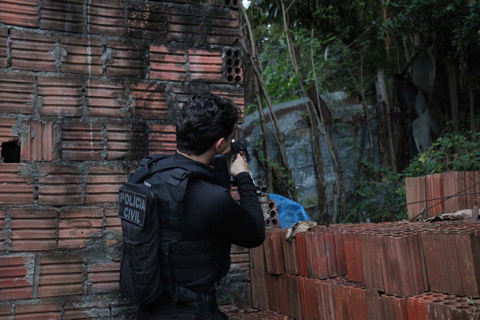 Homem é sequestrado e torturado por facção em Pipa; suspeitos acabam presos no RN