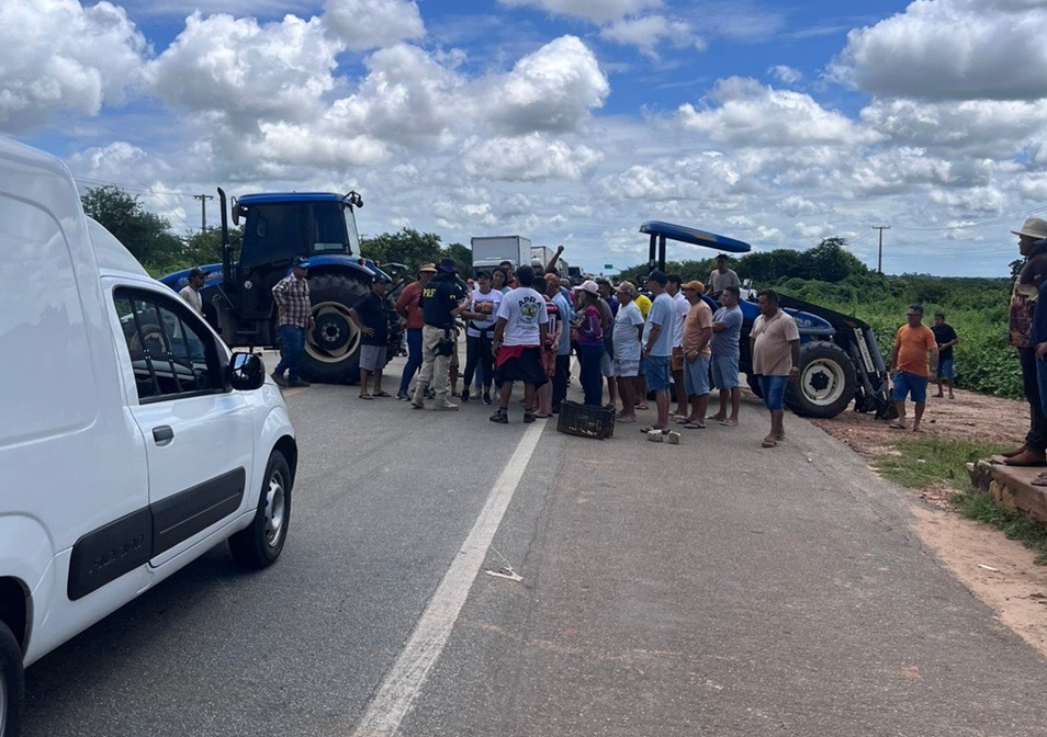 Protesto bloqueia BR-304 em Mossoró por obras da Estrada do Melão