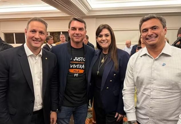 Flávio Bolsonaro se reúne com uma das cotadas para ser sua vice