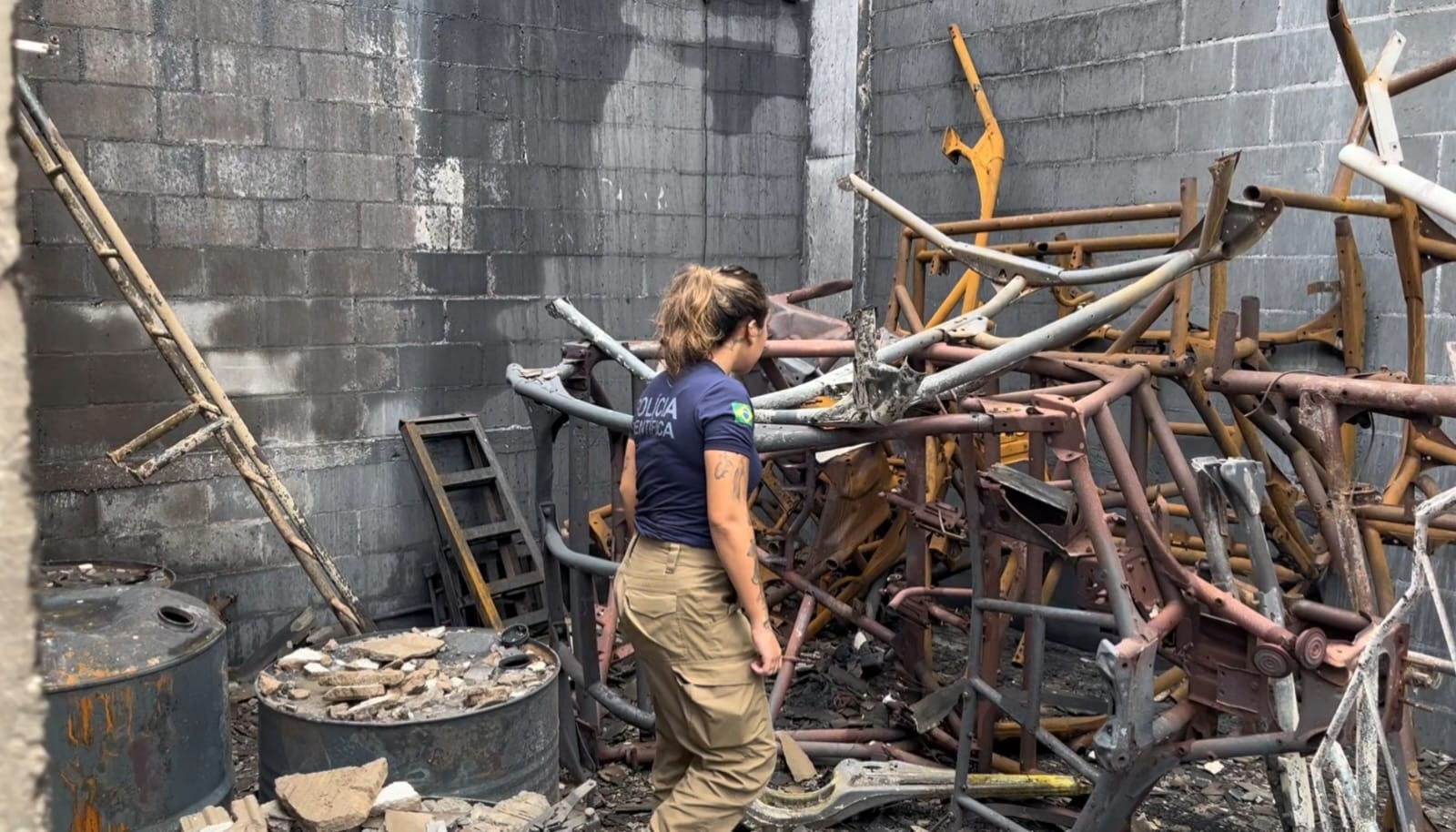 Polícia Científica do RN realiza perícia em garagem atingida por incêndio em Parnamirim