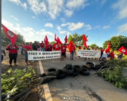 MST ocupa trecho da BR-406 no RN contra reintegração de posse em área da Embrapa e Emparn