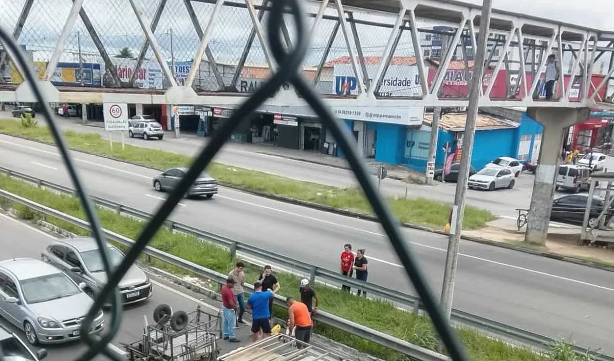 Dnit não dá prazo para liberar passarela da BR-101 de onde mulher caiu há 1 mês