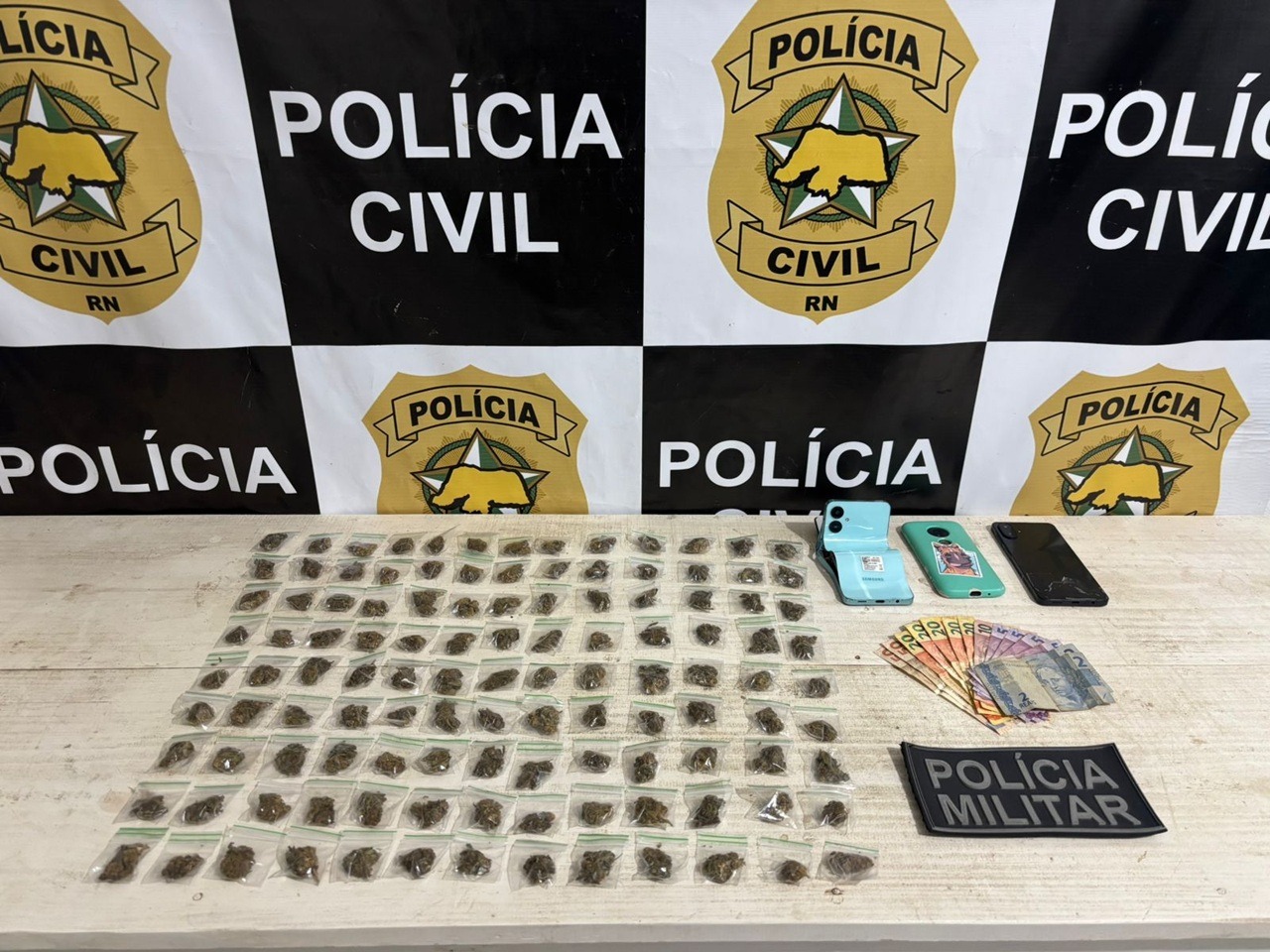 Suspeitos por envolvimento com tráfico de drogas são presos durante operação em Pipa