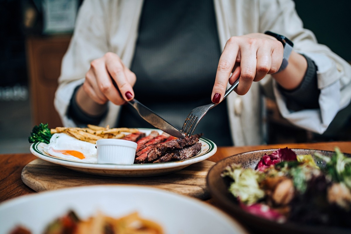 Hepatologista diz como a hora do jantar impacta na gordura no fígado
