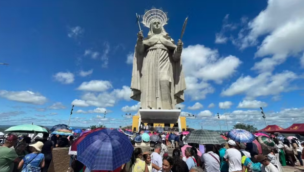 Milhares de fiéis celebram Dia de Santa Rita de Cássia no maior monumento católico do mundo