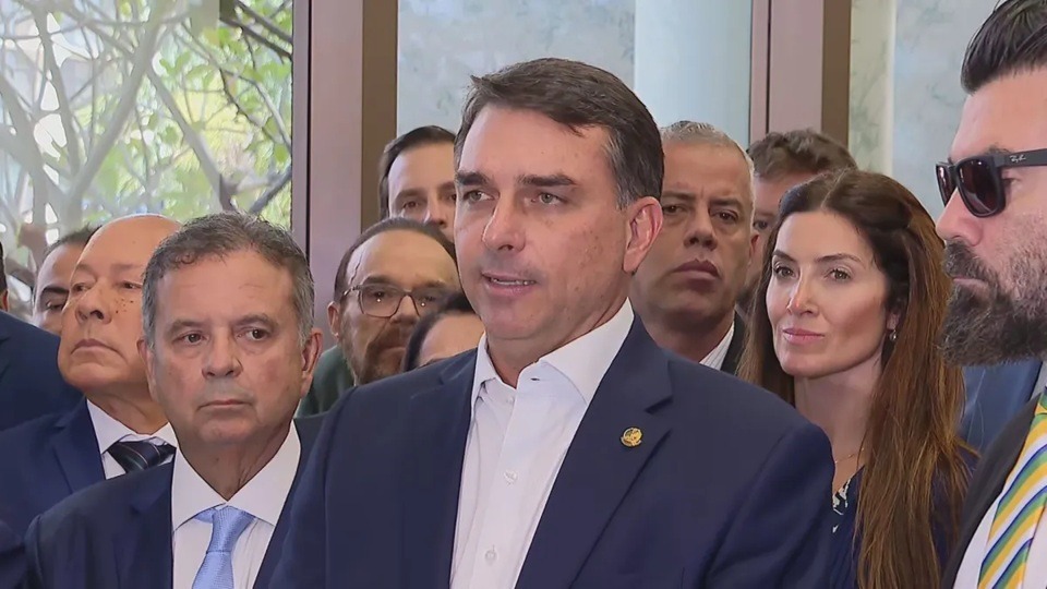 Flávio Bolsonaro embarca para os EUA para reunião com Trump na Casa Branca