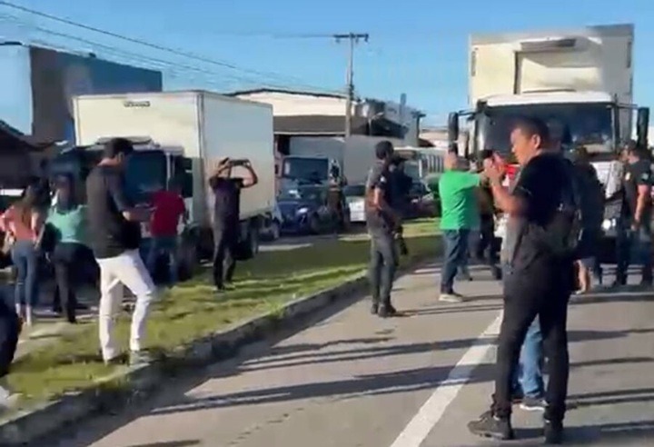 Caminhoneiros do RN protestam e interditam BR-101, em Parnamirim