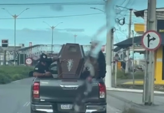 Caminhoneiros do RN levam caixão a sindicato em protesto por reajuste salarial