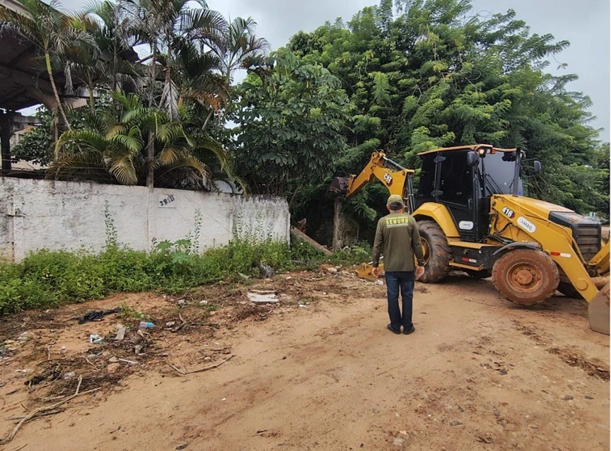 Fiscalização remove construções irregulares em áreas públicas da zona Sul de Natal