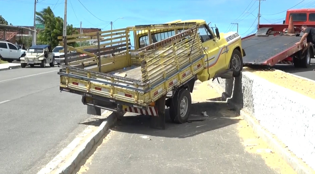 VÍDEO: Caminhonete desce avenida Moema Tinoco sem ninguém e fica pendurada no canteiro; veículo já tinha sido furtado