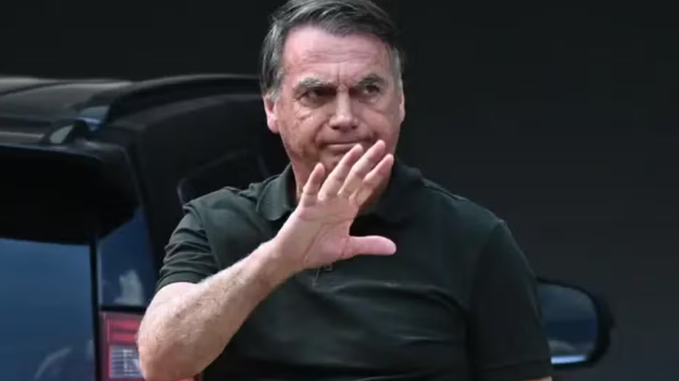 Nunes Marques dá 20 dias para PGR se manifestar sobre pedido de revisão da condenação de Jair Bolsonaro
