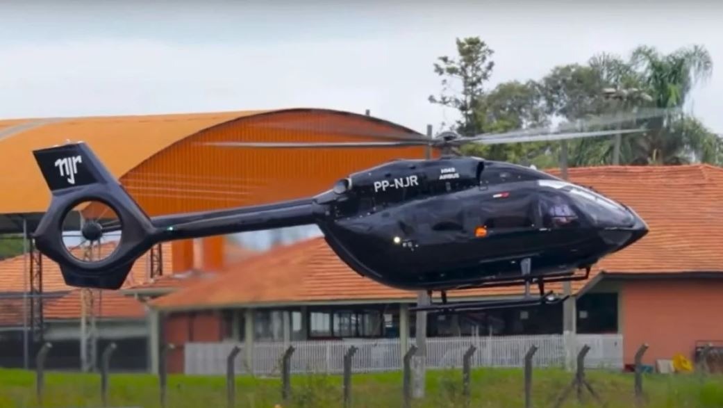 Neymar chega de helicóptero particular e é o último a se apresentar na Seleção Brasileira