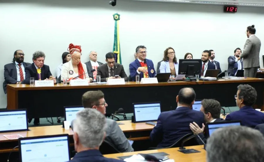 Comissão especial aprova texto-base do fim da escala 6×1
