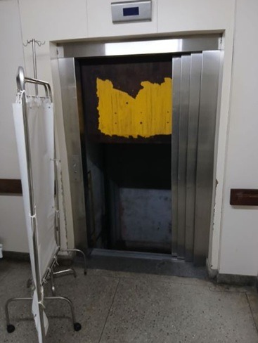 Só 2 de 4 elevadores funcionam no Walfredo Gurgel e defeito atrasa transferência de pacientes do centro cirúrgico
