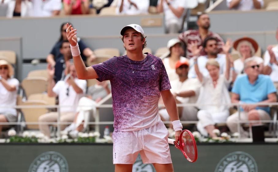 HISTÓRICO: João Fonseca vence Djokovic de virada e avança em Roland Garros