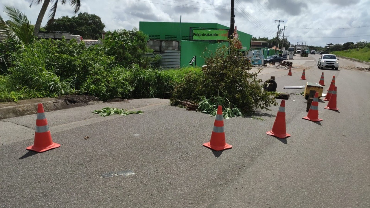 Cratera provoca interdição parcial na BR-226, em Natal