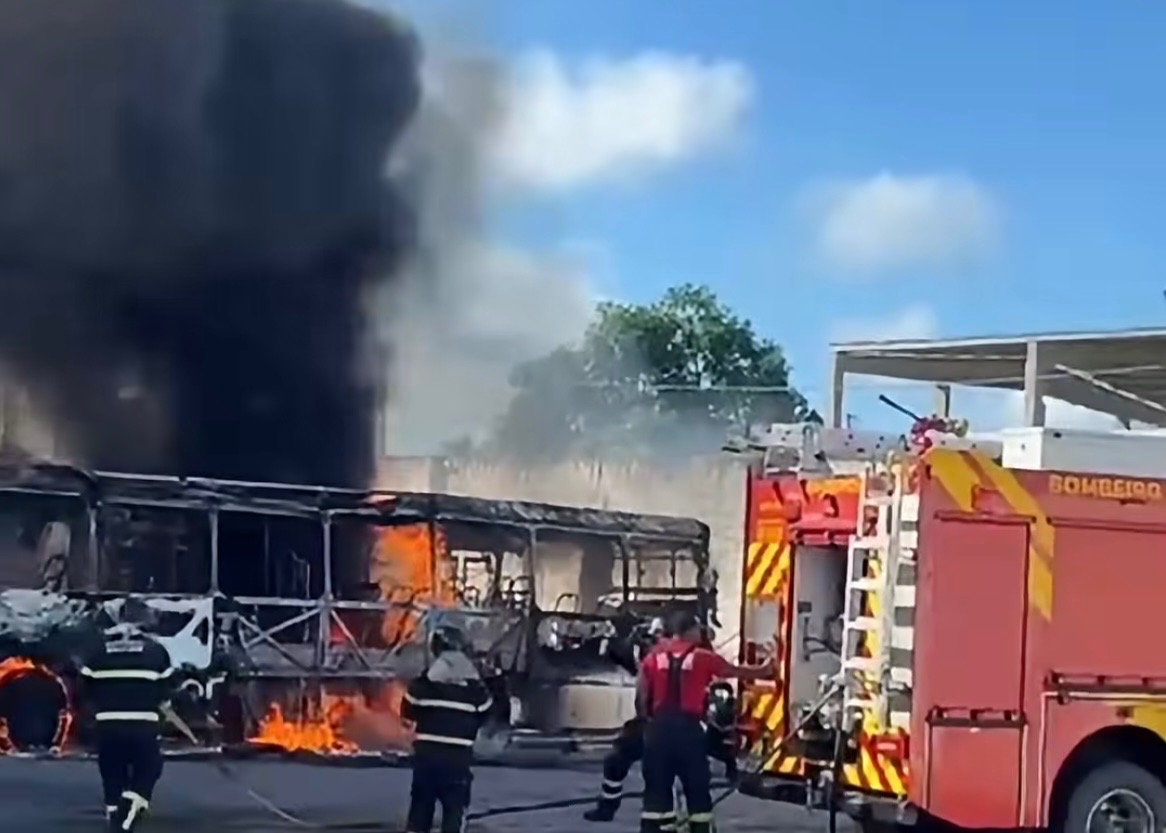 VÍDEO: Incêndio em garagem da Trampolim da Vitória destrói dois ônibus em São José de Mipibu