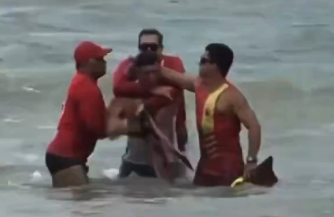 VÍDEO: Homem é detido por ignorar risco de tubarões após dois ataques em 48 horas no litoral de Pernambuco
