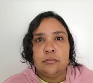 Quem é a mulher de 37 anos presa após fingir ter 12 anos e ser 'adotada' por família em SC