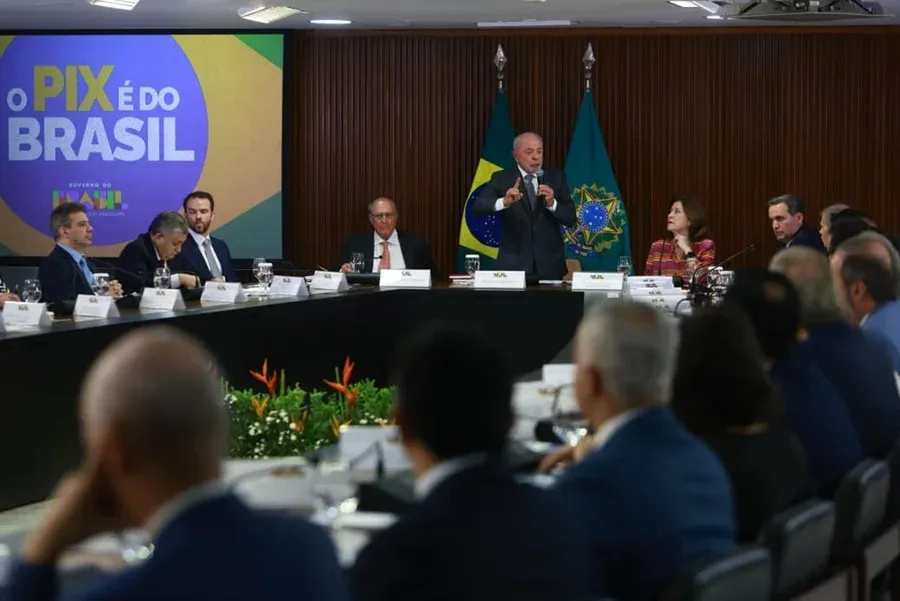 Em reunião, Lula faz gesto a Messias e manda indireta a ex-ministros