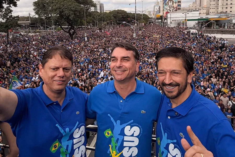 Na Marcha Para Jesus, Flávio fala em “expulsar o mal do governo”