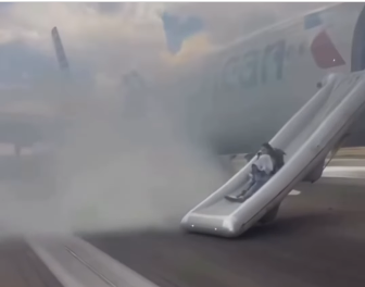 VÍDEO: Pane no trem de pouso provoca incêndio em avião durante evacuação de passageiros